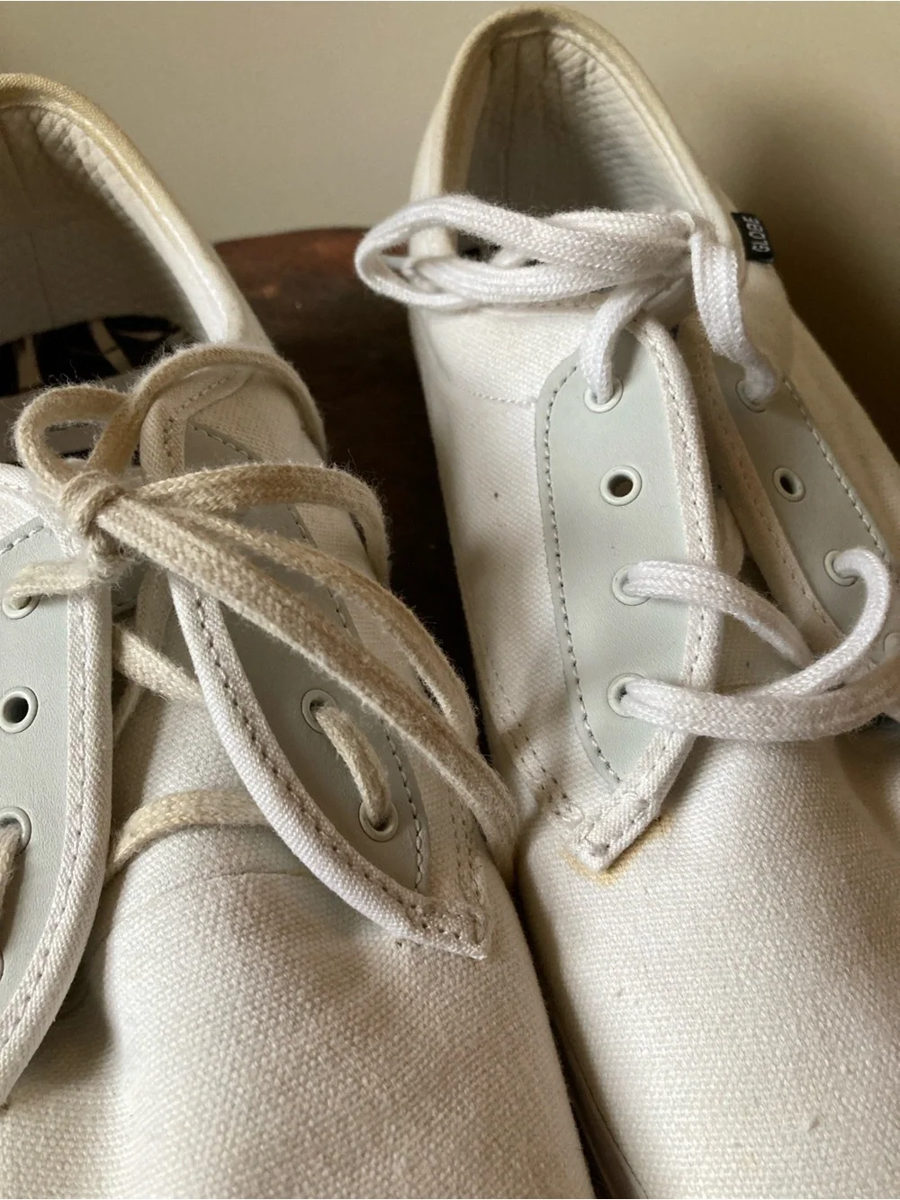 Men’s Globe Size 11.5 Moonshine white canvas sneakers/ skateboard shoes
